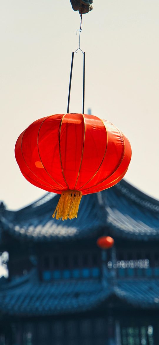 手机竖屏呈现搜索联想界面，输入两个字后下拉出候选列表，右侧有历史记录小块，手指停在候选条目上方准备点击